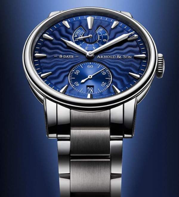 Chronograph dengan tampilan biru navy